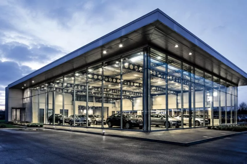Perchè u Disegnu Large-Span hè u Vantaggiu Core di a Custruzzione di Showroom di Vettura di Frame d'acciaio?